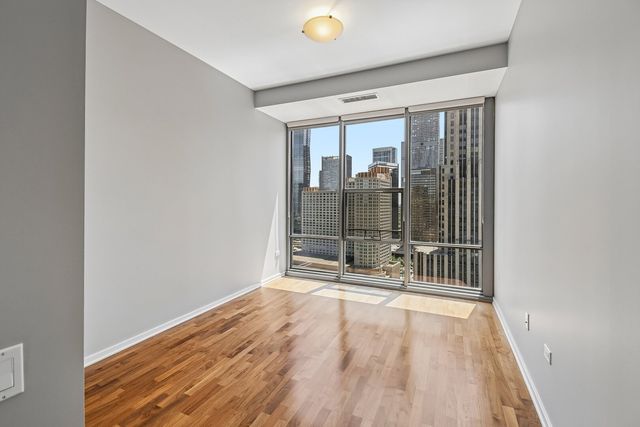 240 E Illinois Street 2005, Chicago, IL 60611
