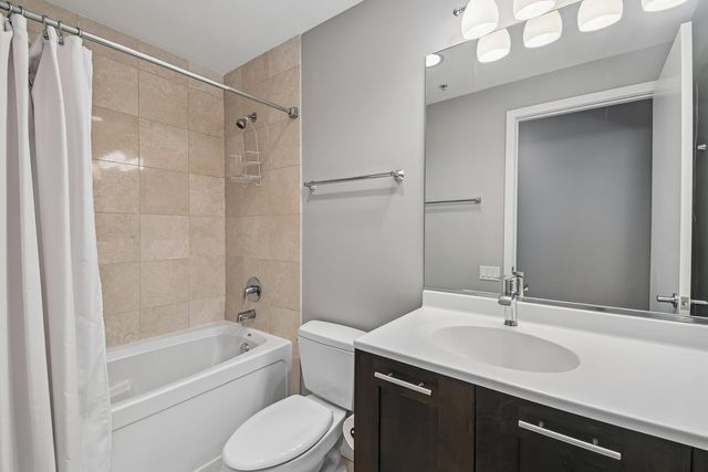 240 E Illinois Street 2005, Chicago, IL 60611