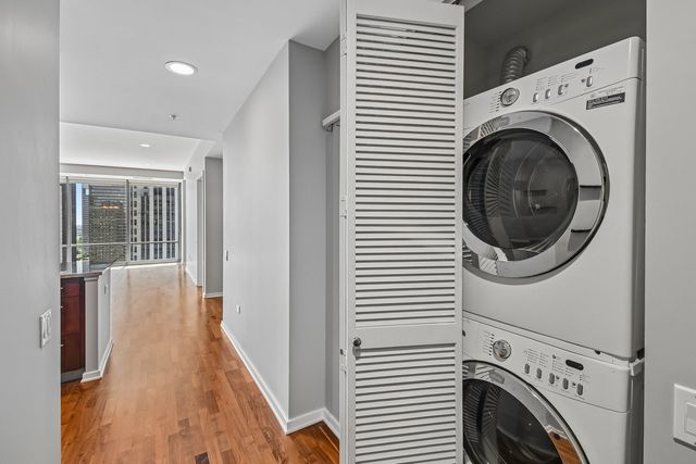 240 E Illinois Street 2005, Chicago, IL 60611