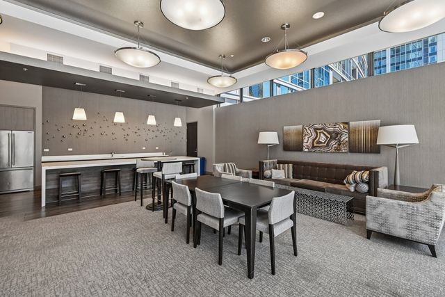 240 E Illinois Street 2005, Chicago, IL 60611
