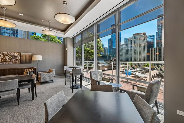 240 E Illinois Street 2005, Chicago, IL 60611