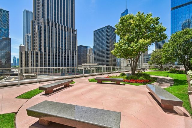 240 E Illinois Street 2005, Chicago, IL 60611