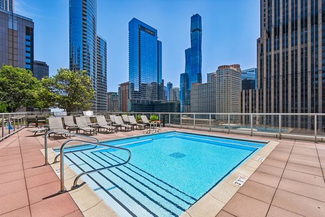240 E Illinois Street 2005, Chicago, IL 60611