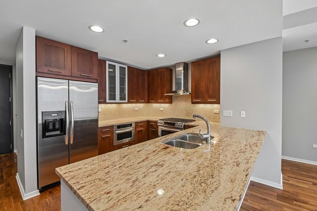 240 E Illinois Street 2005, Chicago, IL 60611