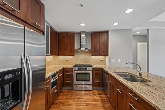 240 E Illinois Street 2005, Chicago, IL 60611