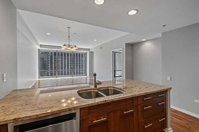240 E Illinois Street 2005, Chicago, IL 60611