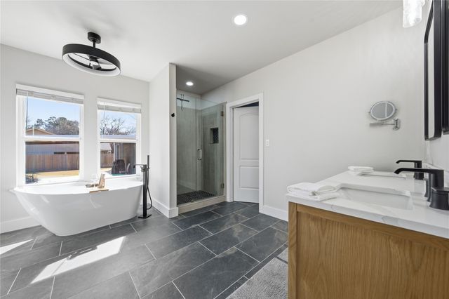 904 E College Street, Athens, TX 75751