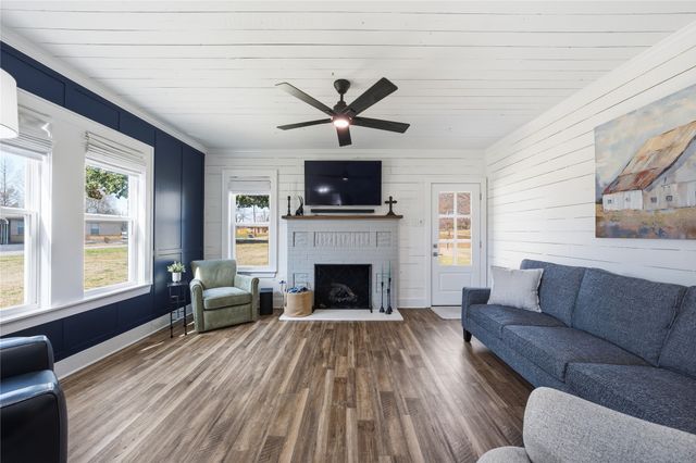 904 E College Street, Athens, TX 75751