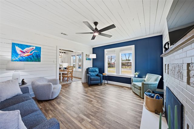 904 E College Street, Athens, TX 75751