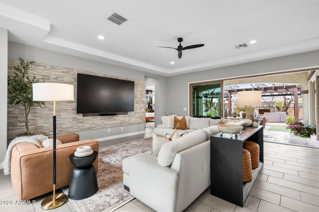 2948 E CREST Lane, Phoenix, AZ 85050