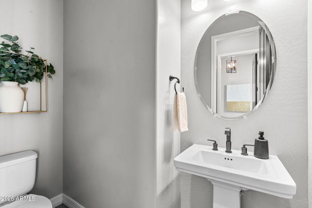 2948 E CREST Lane, Phoenix, AZ 85050