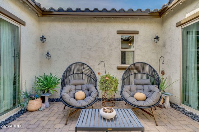 2948 E CREST Lane, Phoenix, AZ 85050