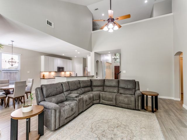 3905 Park Wood Dr Drive, Corinth, TX 76208