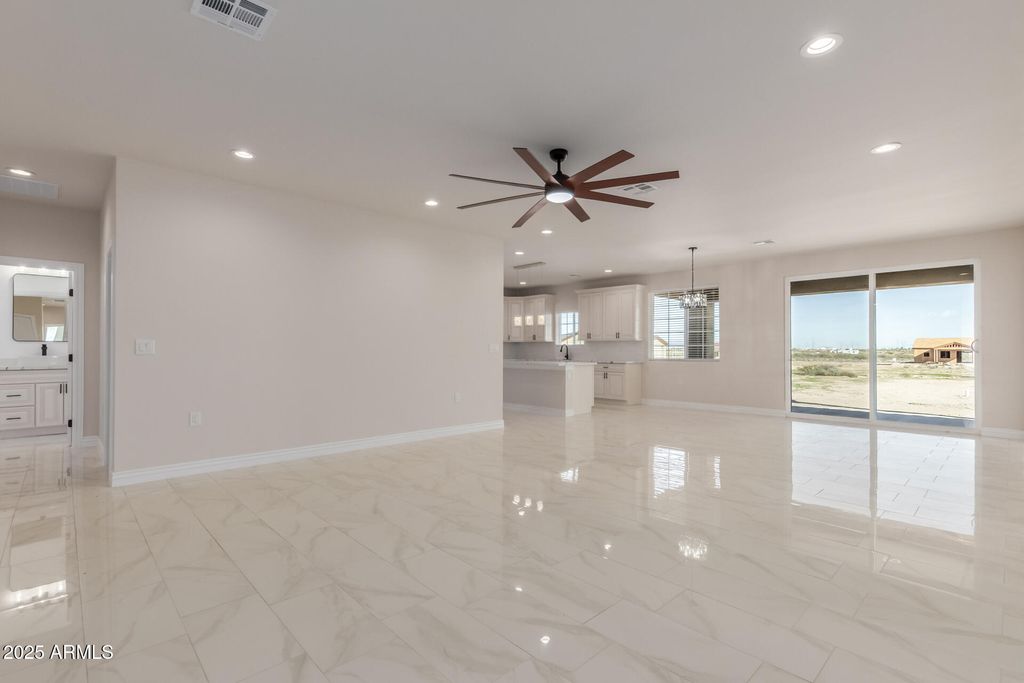 Image 5 of property listing at 5415 S 360TH Avenue, Tonopah, AZ 85354