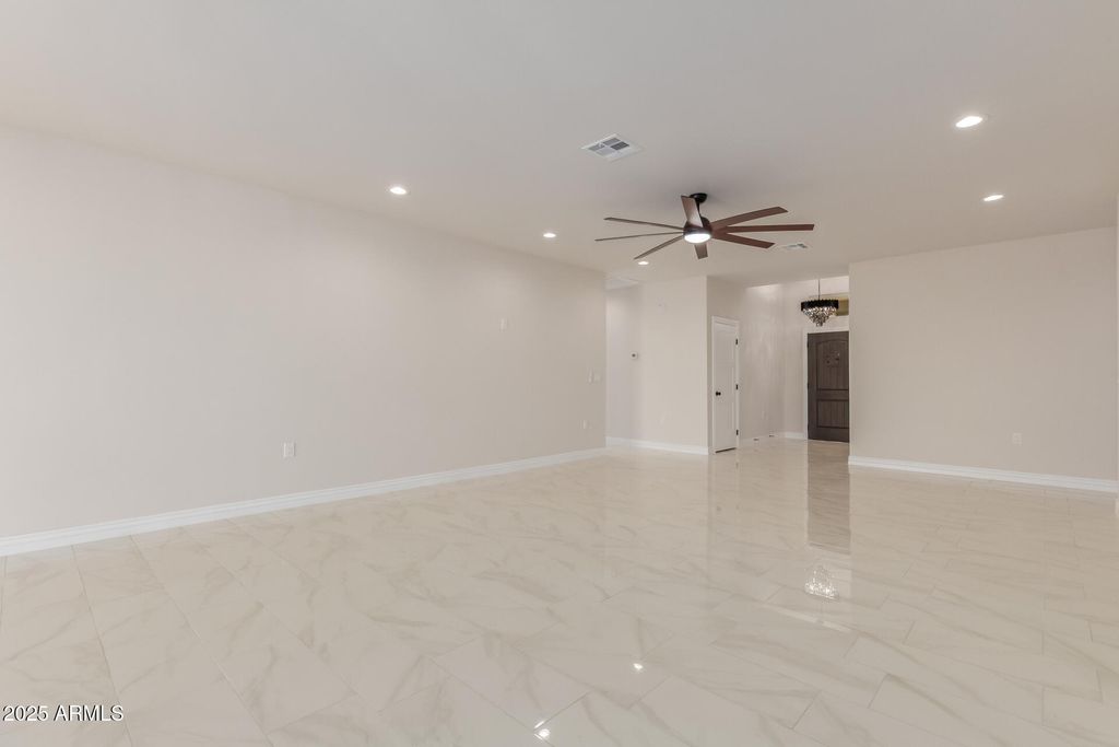 Image 7 of property listing at 5415 S 360TH Avenue, Tonopah, AZ 85354