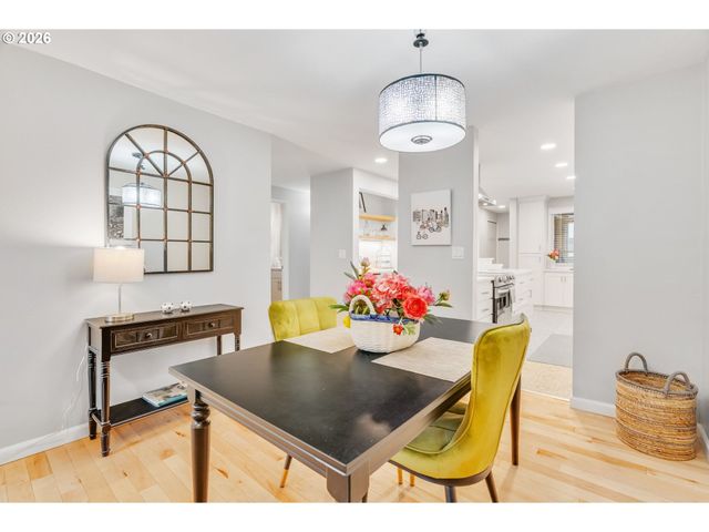 5624 S RIVERSIDE Ln 8, Portland, OR 97239