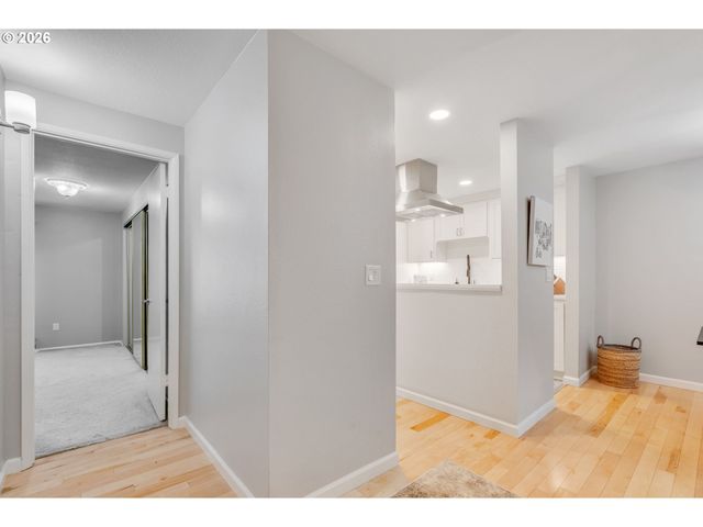 5624 S RIVERSIDE Ln 8, Portland, OR 97239