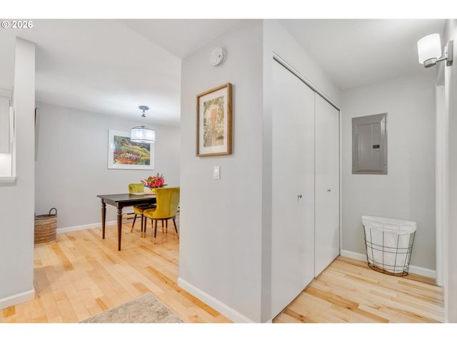 5624 S RIVERSIDE Ln 8, Portland, OR 97239