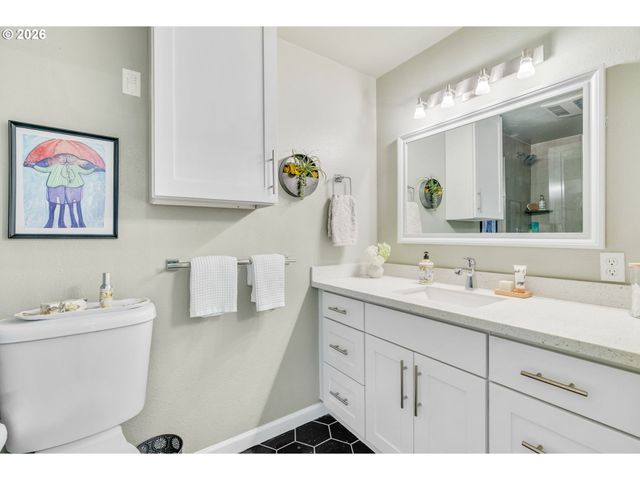 5624 S RIVERSIDE Ln 8, Portland, OR 97239