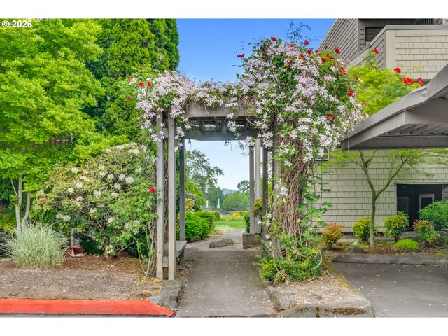 5624 S RIVERSIDE Ln 8, Portland, OR 97239