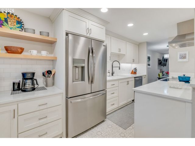 5624 S RIVERSIDE Ln 8, Portland, OR 97239