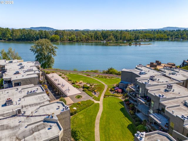 5624 S RIVERSIDE Ln 8, Portland, OR 97239