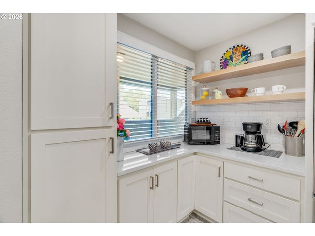 5624 S RIVERSIDE Ln 8, Portland, OR 97239