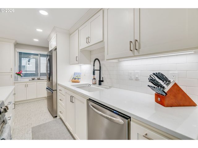 5624 S RIVERSIDE Ln 8, Portland, OR 97239