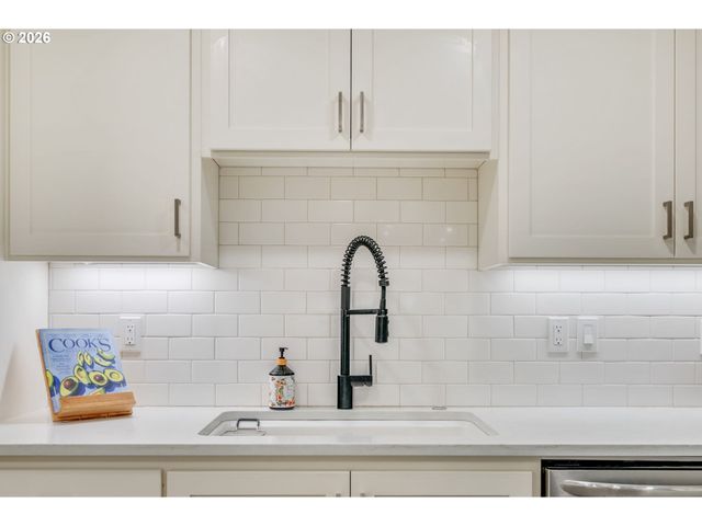 5624 S RIVERSIDE Ln 8, Portland, OR 97239