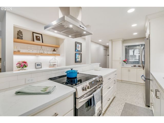 5624 S RIVERSIDE Ln 8, Portland, OR 97239
