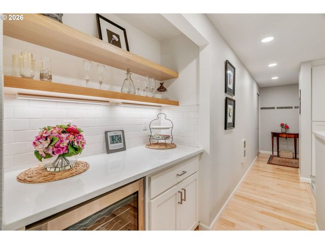 5624 S RIVERSIDE Ln 8, Portland, OR 97239