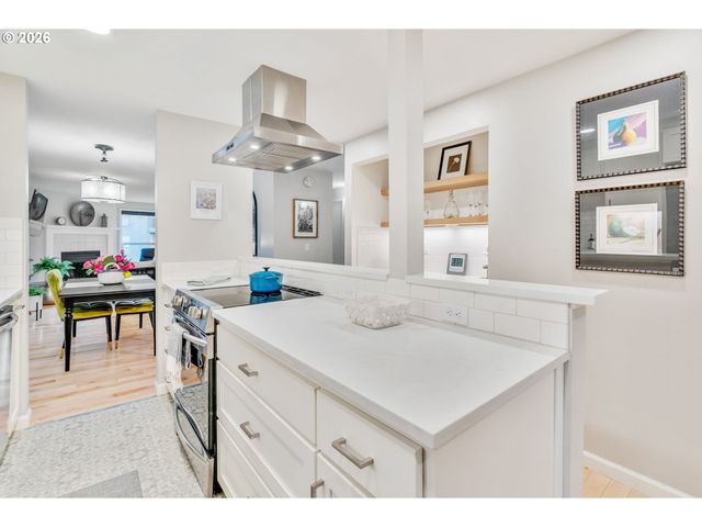5624 S RIVERSIDE Ln 8, Portland, OR 97239