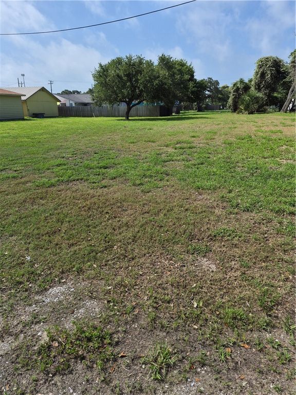 407,405 E Concho St, Rockport, TX 78382 — exterior