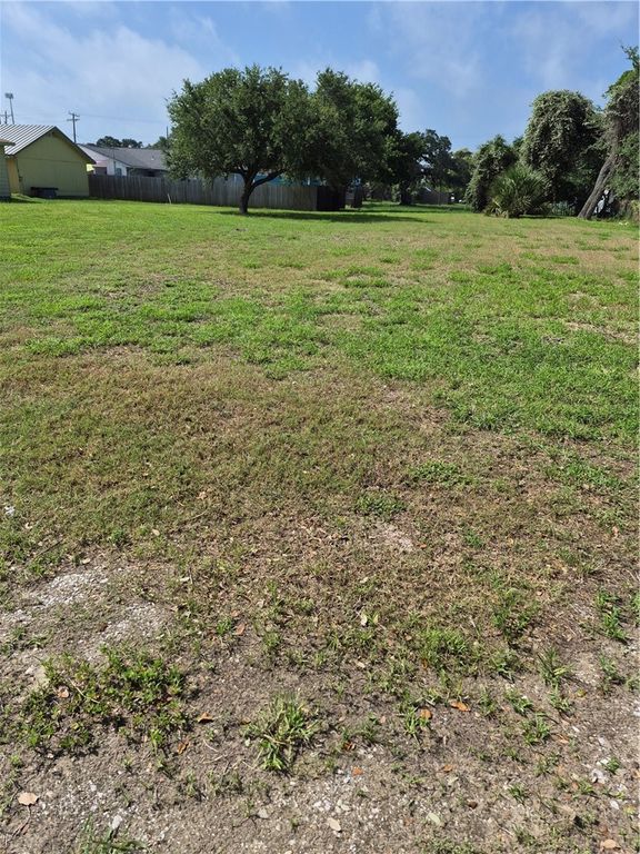 407,405 E Concho St, Rockport, TX 78382 — photo 2