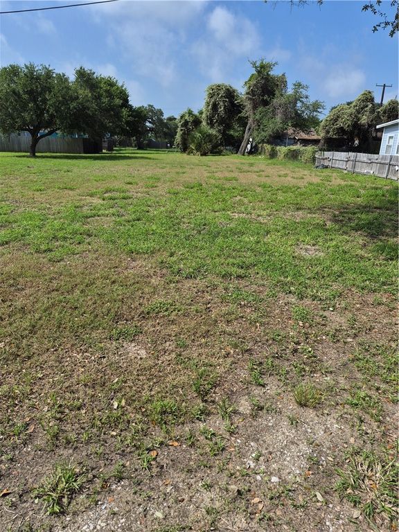 407,405 E Concho St, Rockport, TX 78382 — photo 3