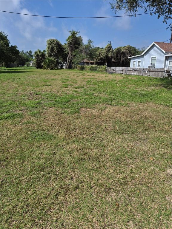 407,405 E Concho St, Rockport, TX 78382 — photo 4