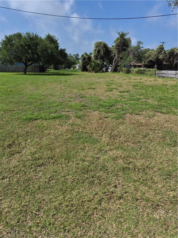 407,405 E Concho St, Rockport, TX 78382 — photo 5