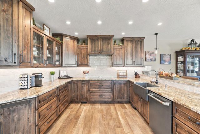 6807 S Bridle Ln, Greenacres, WA 99016