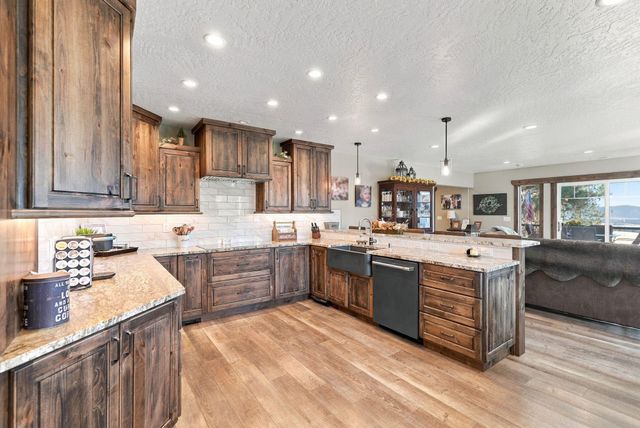 6807 S Bridle Ln, Greenacres, WA 99016