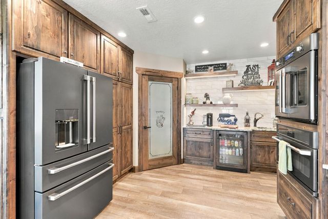 6807 S Bridle Ln, Greenacres, WA 99016