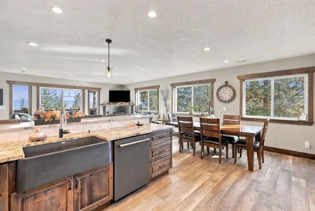 6807 S Bridle Ln, Greenacres, WA 99016