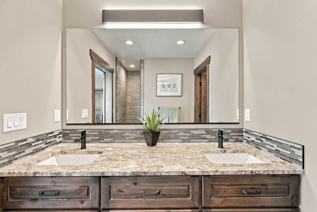 6807 S Bridle Ln, Greenacres, WA 99016