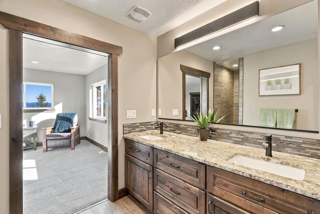 6807 S Bridle Ln, Greenacres, WA 99016