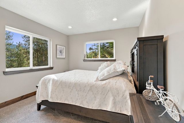 6807 S Bridle Ln, Greenacres, WA 99016
