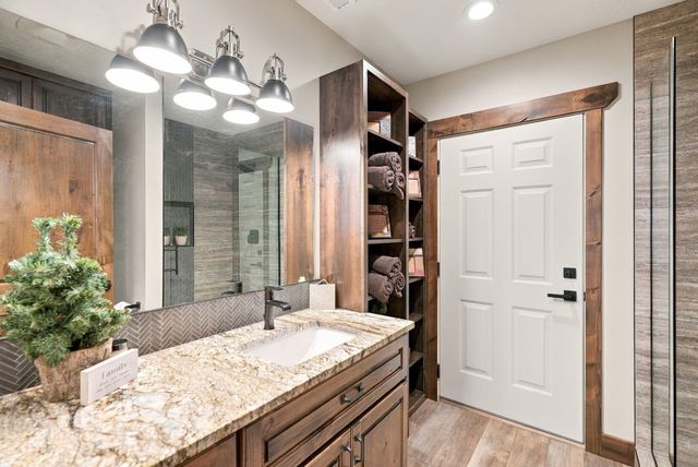6807 S Bridle Ln, Greenacres, WA 99016