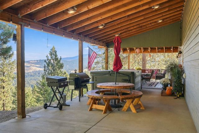 6807 S Bridle Ln, Greenacres, WA 99016