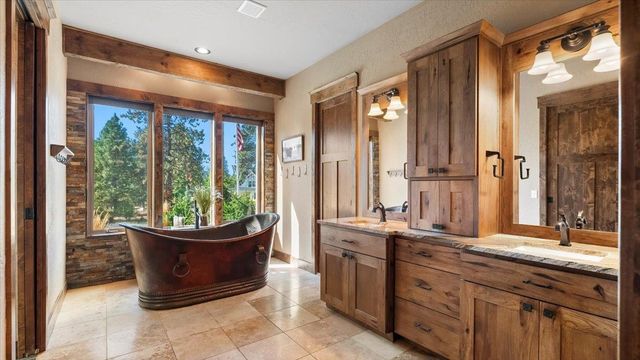 13606 N Riverbluff Ln, Spokane, WA 99208