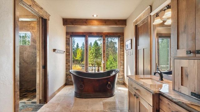 13606 N Riverbluff Ln, Spokane, WA 99208