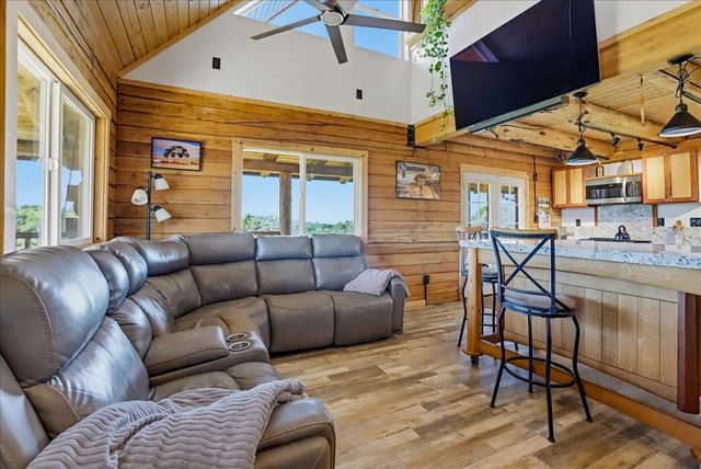 20012 White Oak Dr, Grass Valley, CA 95949