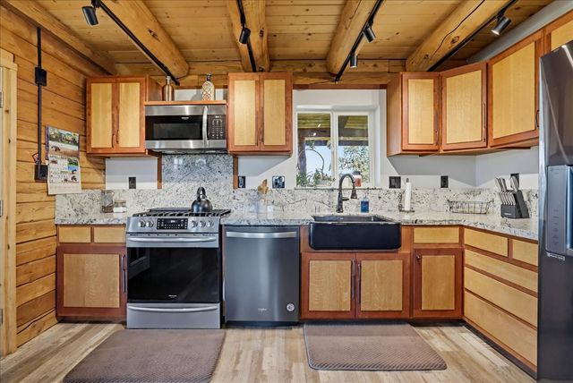20012 White Oak Dr, Grass Valley, CA 95949